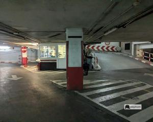 Aparcament cotxe a Dreta de l´Eixample. Plaza de parquin en la rambla de cataluña .