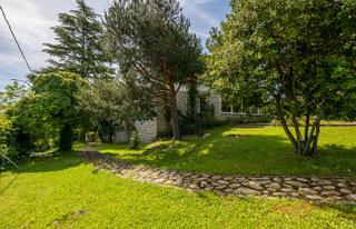 Chalet in Becerril de la Sierra. Exclusiva casa serrana con fachada de granito, parcela de 2.200