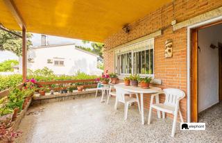 Xalet a Las Zorreras-Monte Encinar. Chalet independiente de una planta con piscina y pozo en montenc