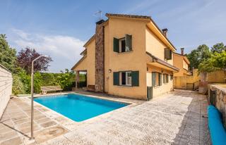 Towny house en Becerril de la Sierra. Vivienda familiar con encanto, jardn y piscina en becerril de l
