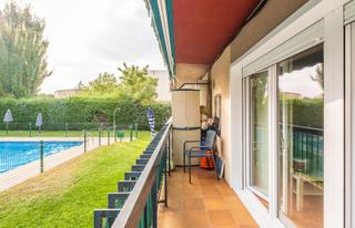 Appartement à Dehesa-El Soto. Planta baja céntrica con terraza y piscina en urbanización priva