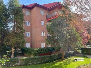 Miete Erdgeschoss in Alpedrete. Estupendo bajo con garaje y terraza en urbanizacion  en el casco