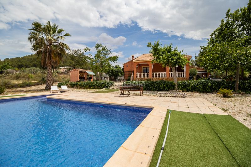 Foto 5a534a26-373a-4445-b7d9-5c4d58b93fa2. Chalet avec piscine dans Pliego