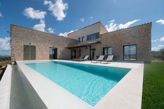 Country house in Sineu. Exclusiva finca rústica en sineu con vistas despejadas y piscina