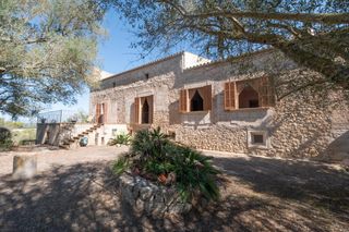 Masia a Sineu. Magnifica possessió del s.xiv en sineu