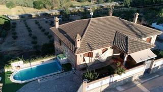 Xalet a Escalona. Chalet independiente con finca de olivos, piscina y vistas al rí