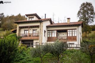 Masia a Laviana. Dos viviendas  con negocio de casa rural y terreno de 4.500m2