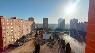 Pis  Avenida planeta tierra. Parla este. tres habitaciones dos baos. garaje, trastero. urb.