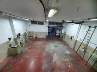 Local Comercial a Las Flores. Local tipo nave con entreplanta, y vado para cualquier actividad