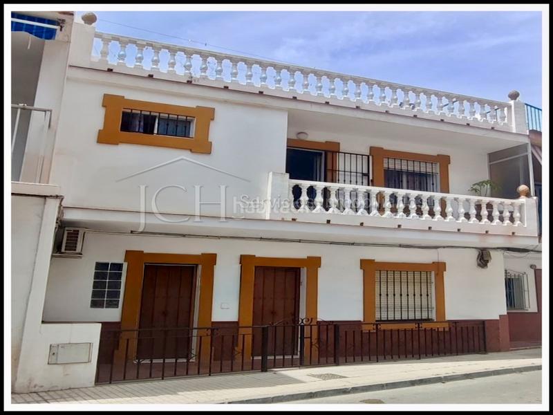 Foto 04ab7681-7eec-4ea0-a70c-f71011cbf35b. Casa en calle san carlos 4 casa de 4 dormitorios, con patio y solárium en las lagunas en Mijas