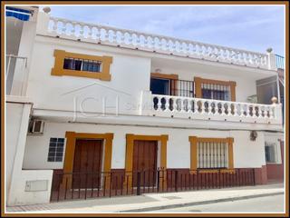 Casa a Calle san carlos 4. Casa de 4 dormitorios, con patio y solárium en las lagunas