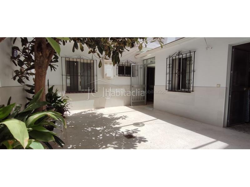 Foto 3054aaa4-b282-42b6-9271-3f95b98b1a7f. Casa en calle san carlos 4 casa de 4 dormitorios, con patio y solárium en las lagunas en Mijas