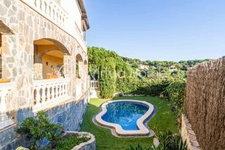 Chalet  Calle pere boter. Chalet con piscina, ascensor y vistas a mar y montaa