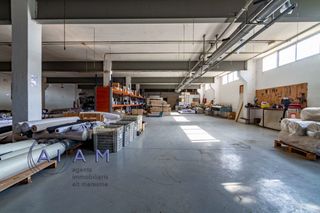Nave industrial en Poblenou. Gran nave industrial con patio de 650 m2