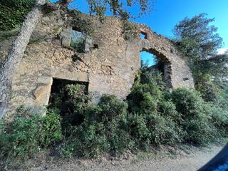 Masia  Camino de ca l'esteve burgada. Masia en ruinas en santa susanna