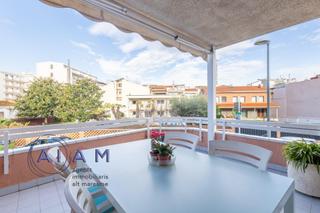 Casa adossada a Centre. Casa unifamiliar esquinera en venta en pineda de mar