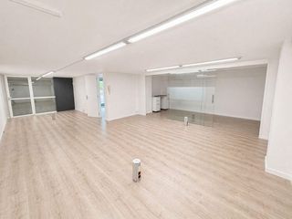 Miete Geschäftsraum  Carrer de josep anselm clavé. Amplio local en dos plantas ideal para oficinas o negocio
