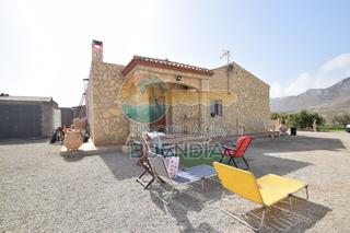 Casa  Camino la atalaya. Bonito chalet con amplia parcela  y jardin en un entorno tranqui