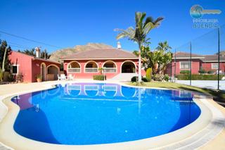 Xalet a Los Puertos. Precioso chalet con piscina y pista deportiva.