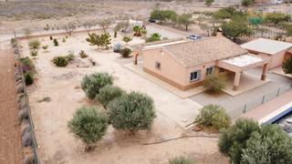 Casa  Calle almazara-balsapintada. Finca con terreno y apartamento independiente muy cerca de aerop