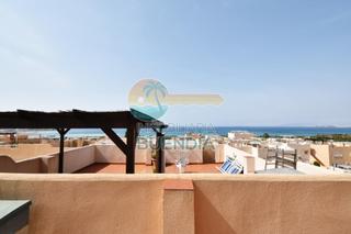 Attique à Perín. Bonito ático en residencial con piscina y vistas al mar