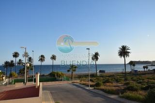 Apartament a El Alamillo. Estupendo apartamento frente al mar con amplia parcela