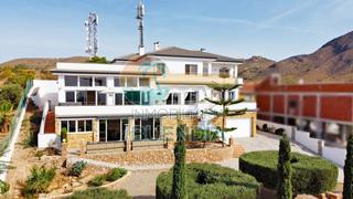Chalet en Los Puertos. Espectacular chalet con vistas al mar y piscina climatizada en i