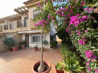 Dúplex  Calle del generalife-el juncal. Fantastico duplex en esquina con parcela ajardinada y garaje en