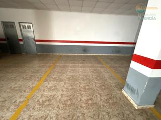 Autoparkplatz in La Cumbre-Cuatro Plumas. Plaza de parking en garaje de edificio en la cumbre