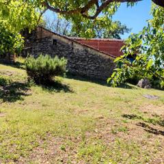 Finca rústica a Jarandilla de la Vera. Finca de 6.800m2  con edificacion al lado de jarandilla