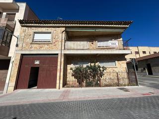 Xalet a Villamayor. Amplio chalet en el corazón de villamayor