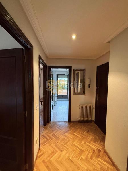 Foto e2e86acf-affa-4df1-a592-8fbbb388d5f4. Ático oportunidad ! atractivo piso semireformado en tejares en Salamanca