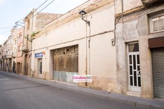 Local Comercial a Avenida pau casals de 103. Terreno o almacén con doble acceso en pleno centro de riudoms id