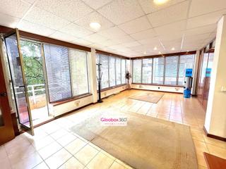 Office space  Avenida s jordi 31. Ponemos a la venta dos locales destinados a oficinas en una de l