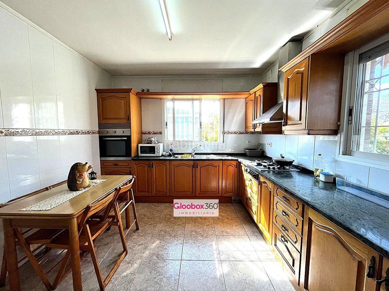 Foto 0614471f-f7a9-4152-a49f-7e5157eb433a. Chalet  esquinero con jardín en quintana ideal para dos familias, amplitud, privacidad y ubicación privilegiada en Reus