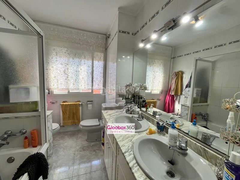 Foto 4b48a0ac-afe8-41bc-9a78-bbce3455defe. Chalet  esquinero con jardín en quintana ideal para dos familias, amplitud, privacidad y ubicación privilegiada en Reus