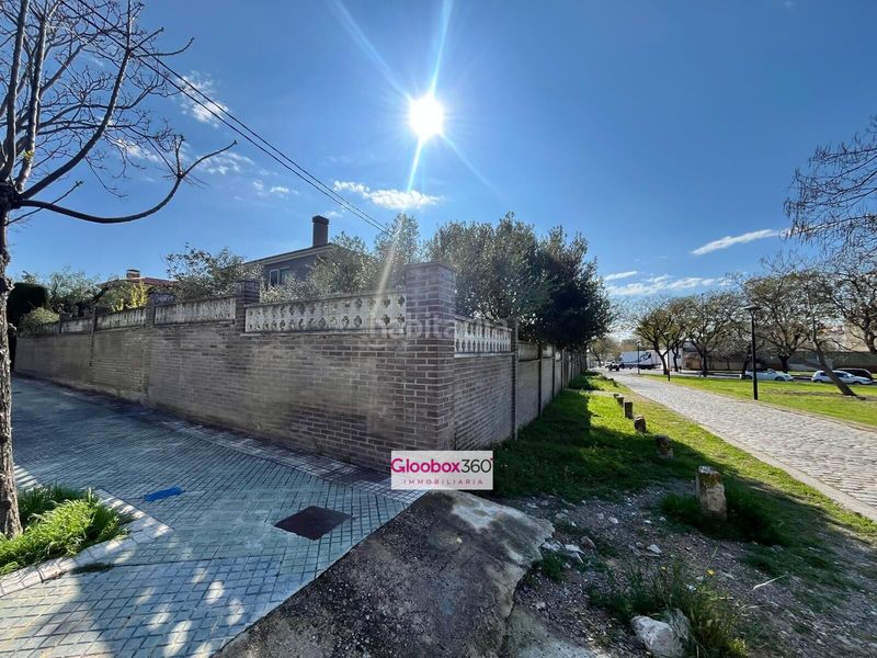 Foto a65eec22-c185-495b-ab82-78bdfc0c89ec. Chalet  esquinero con jardín en quintana ideal para dos familias, amplitud, privacidad y ubicación privilegiada en Reus