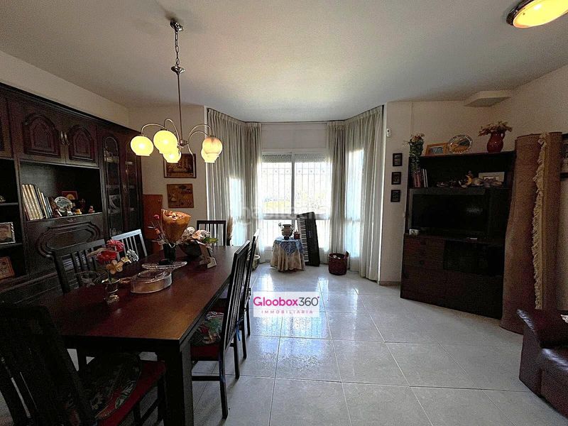 Foto bfbc7086-0271-4d53-acee-2302a67d5587. Chalet  esquinero con jardín en quintana ideal para dos familias, amplitud, privacidad y ubicación privilegiada en Reus