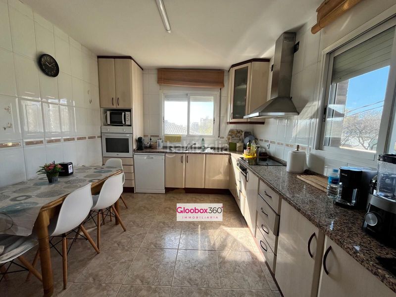 Foto f494cf7e-fb0f-4e40-ae54-d75b235b9a86. Chalet  esquinero con jardín en quintana ideal para dos familias, amplitud, privacidad y ubicación privilegiada en Reus