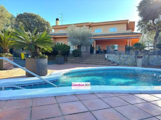 Chalet  Calle infermers. Descubre tu paraíso rural, un oasis, tranquilo a un paso de la c