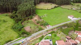 Terreny residencial a Lugar de santianes 47. Terreno urbano en venta en  pravia, asturias