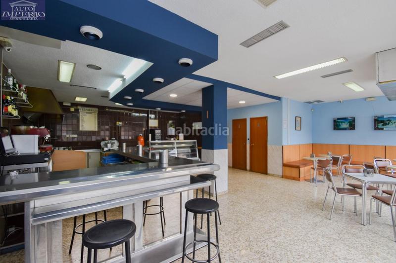 Foto 2266fe43-9c53-42b9-9850-49ecd78917e6. Local comercial a plaza de poeta garcilaso de la vega 6 a Granada