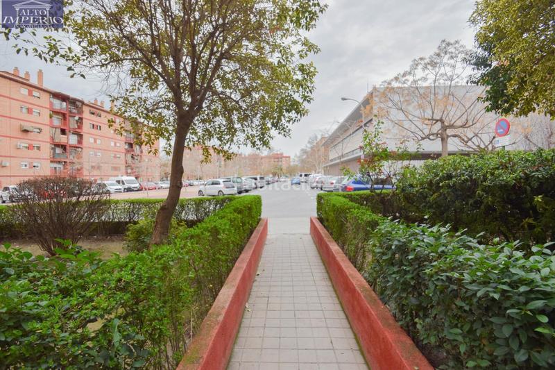 Foto 448541a6-fb77-41fe-aad0-c153e23b4e10. Local comercial a plaza de poeta garcilaso de la vega 6 a Granada