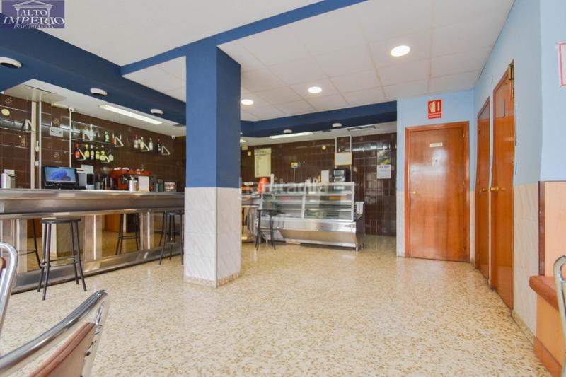 Foto f372f613-e5b6-4557-b265-8245f42223c1. Local comercial a plaza de poeta garcilaso de la vega 6 a Granada