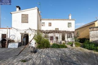 Country house  Extrarradio. Casa cortijo con parcela rústica de riego