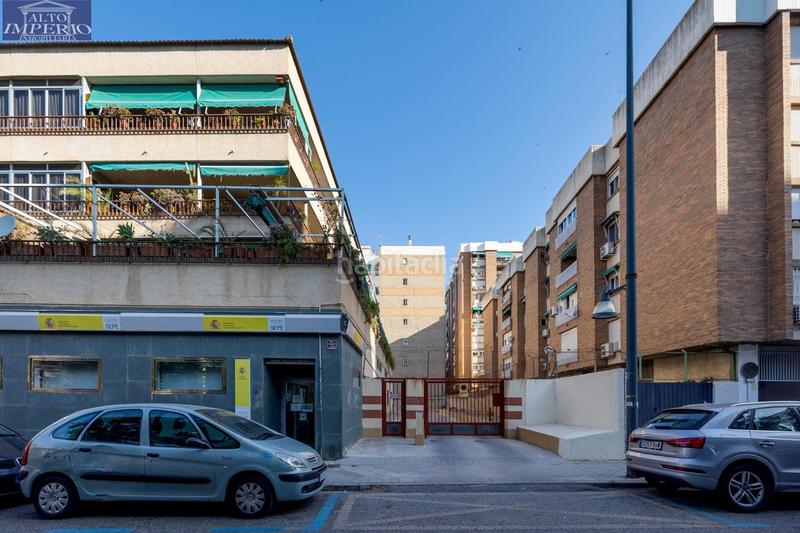 Foto af45a5c7-b21b-4f44-8c7f-b1b6d7f6ee81. Aparcament cotxe a Parque Lagos Granada