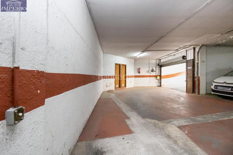 Foto b27409e4-51cf-4dcb-851d-b54dbf9d9736. Aparcament cotxe a Parque Lagos Granada