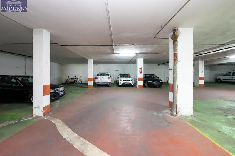 Foto caf94653-c126-4fd4-b49d-3105c069de1a. Aparcament cotxe a Parque Lagos Granada