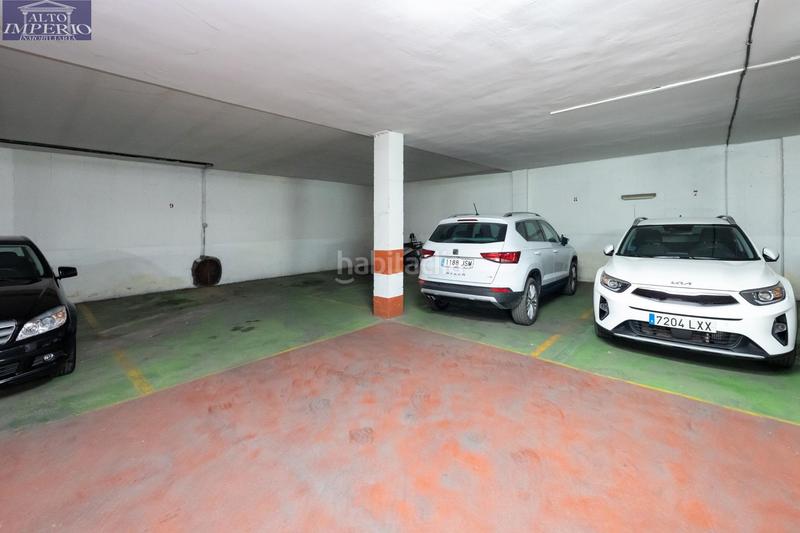 Foto d4abd179-6cfc-443b-893d-3b1357384e95. Aparcament cotxe a Parque Lagos Granada