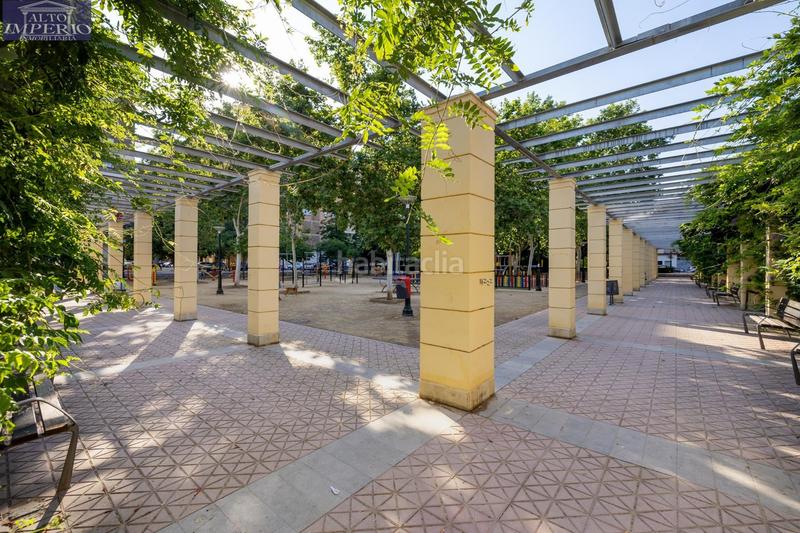 Foto f3fe93d7-7cb0-4d68-aa30-d4fab6bda19f. Aparcament cotxe a Parque Lagos Granada